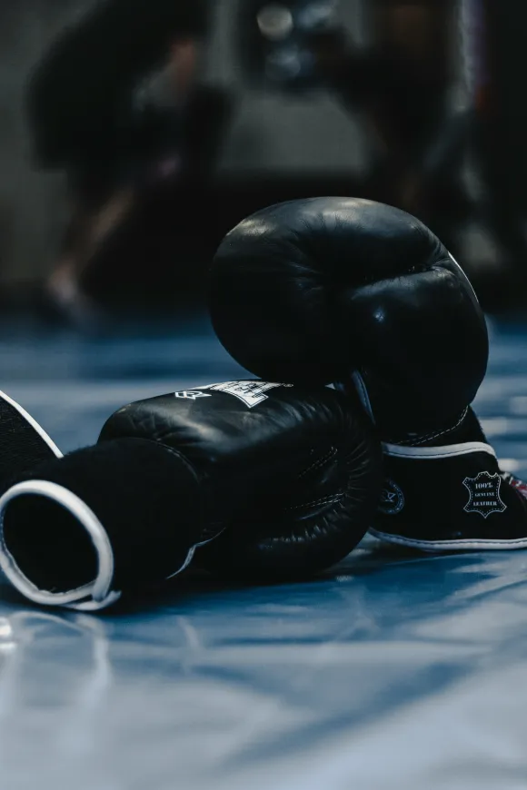 Nyrkkeilyhanskat, kuva Bogdan Yukhymchuk on Unsplash